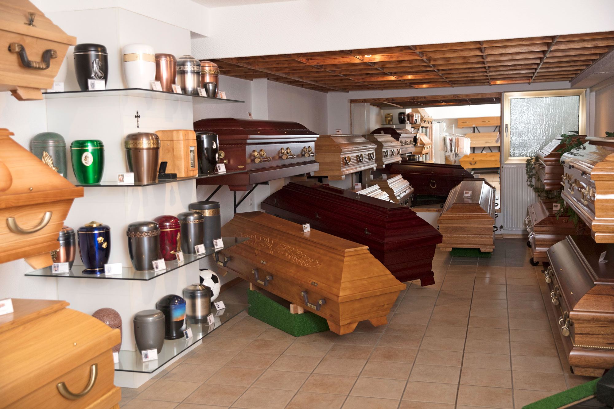 Blick in die Sarg- und Urnenausstellung im Huth Bestattungshaus